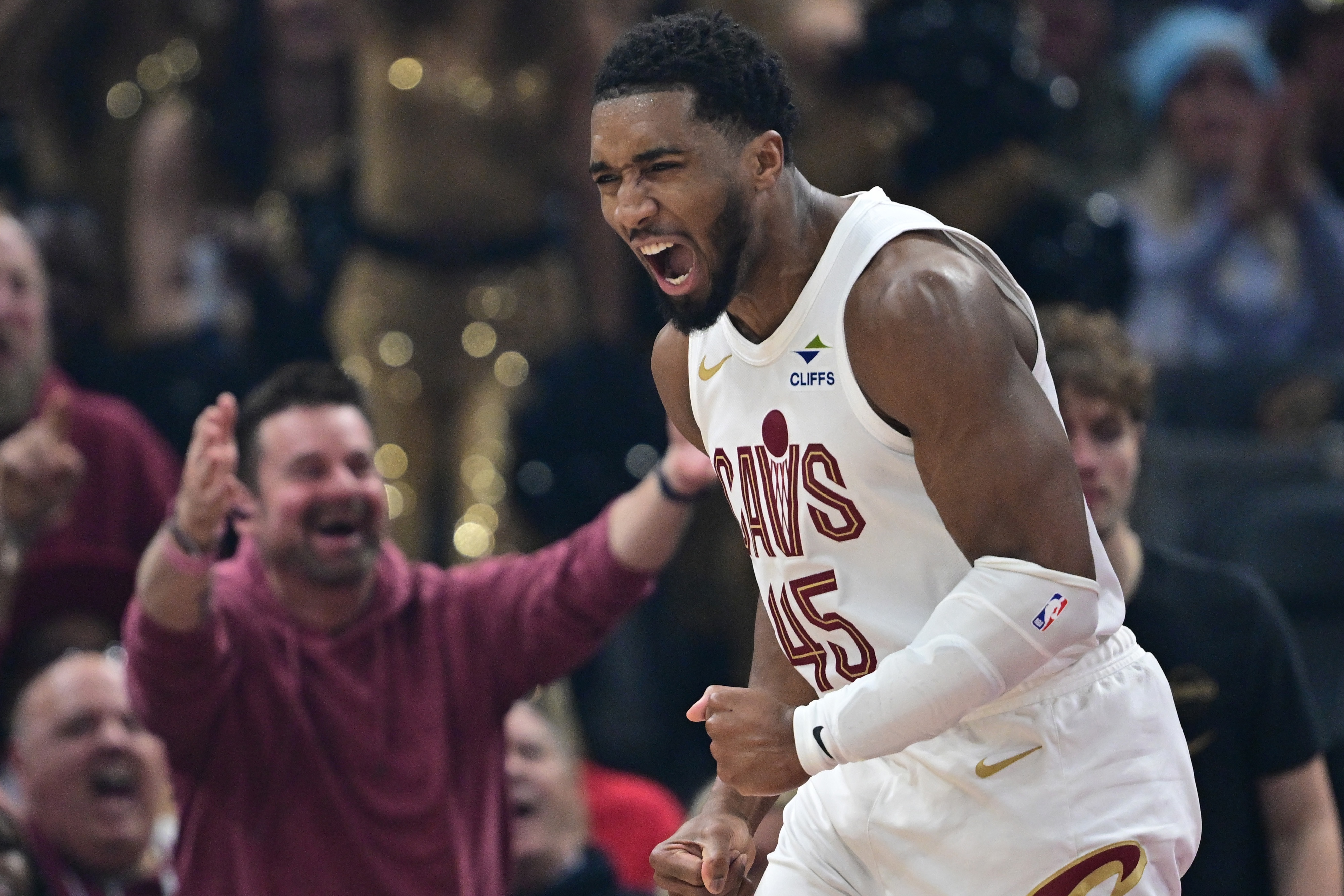 米球王！米切尔25中11砍32分5板8助1抢断 关键时刻5分1助带走胜利